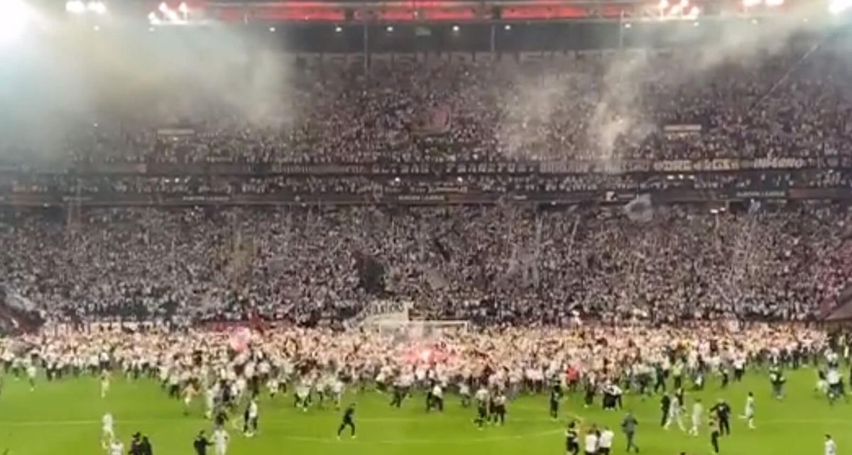Kibice Eintrachtu Frankfurt wtargnęli na boisko. Wielkie świętowanie awansu do finału Ligi Europy [WIDEO] Zdjęcie główne wpisu