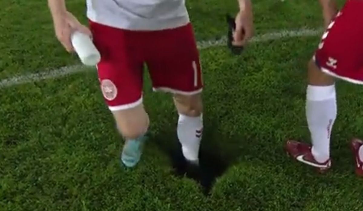 Ogromna dziura w boisku. Na szczęście nikt nie ucierpiał [WIDEO] Zdjęcie główne wpisu