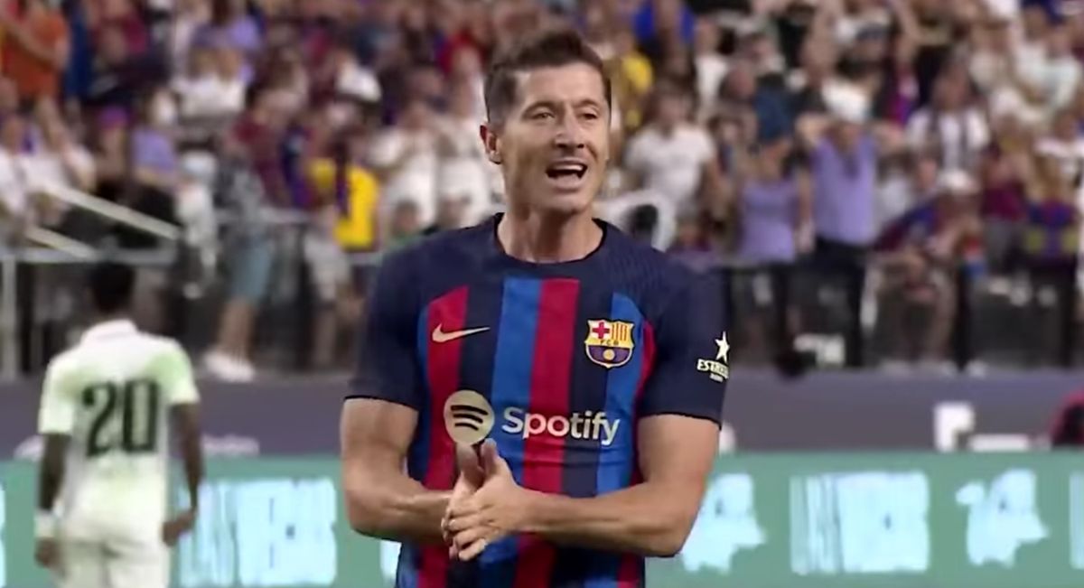 Robert Lewandowski irytuje piłkarzy Barcy? Nie podobają im się gesty Polaka podczas meczów Zdjęcie główne wpisu