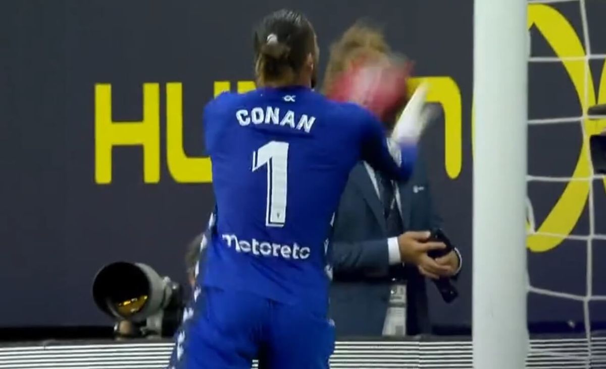 Lekarz, który reanimował kibica na stadionie, zabrał głos. Opowiedział o problemach podczas akcji ratunkowej Zdjęcie główne wpisu
