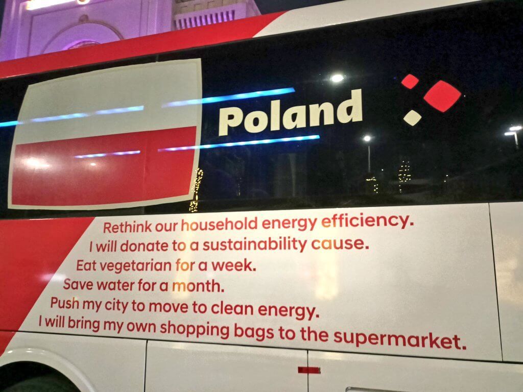 Nietypowe hasła na autokarze reprezentacji Polski. „Jeśli Polska strzeli gola, zainstaluję panele słoneczne” Zdjęcie główne wpisu