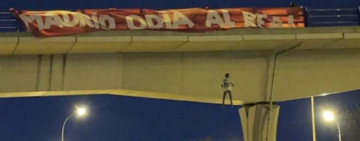 Skandaliczne zachowanie kibiców Atletico przed derbami Madrytu. Transparent i wisząca lalka w stroju Viniciusa Zdjęcie główne wpisu