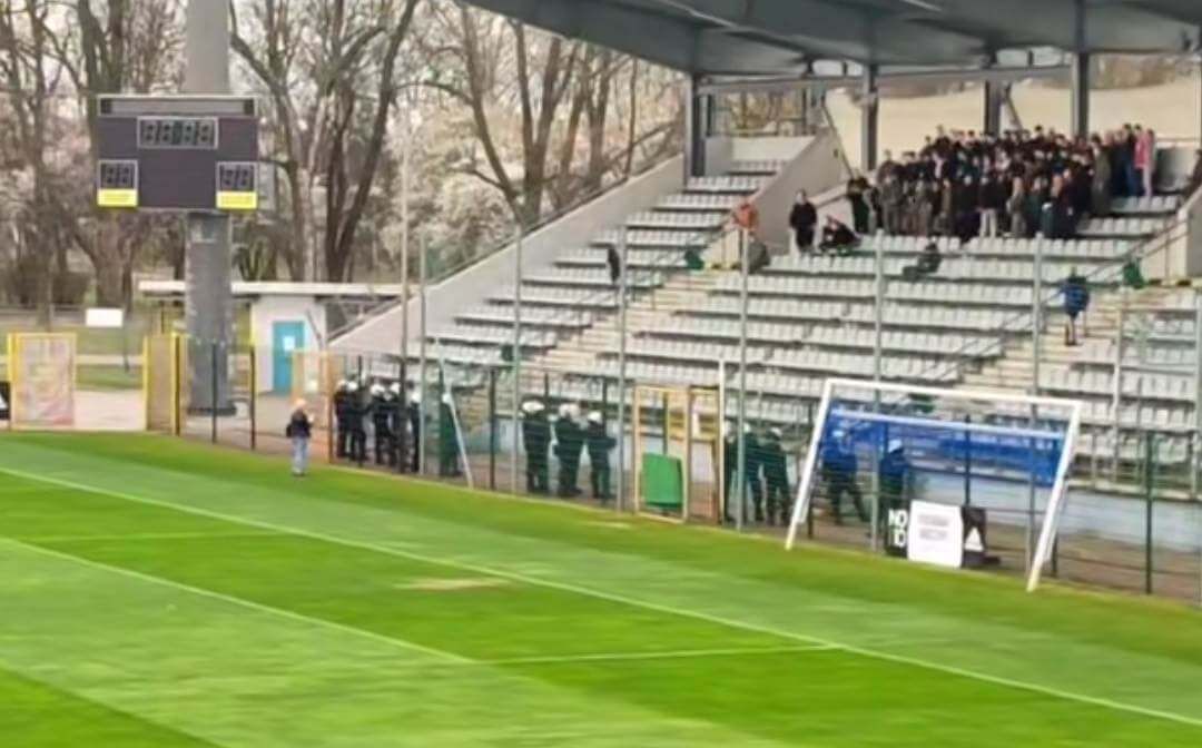 Kuriozalne testy policji na stadionie w Legnicy. Uczniowie imitowali zachowanie kiboli [WIDEO] Zdjęcie główne wpisu