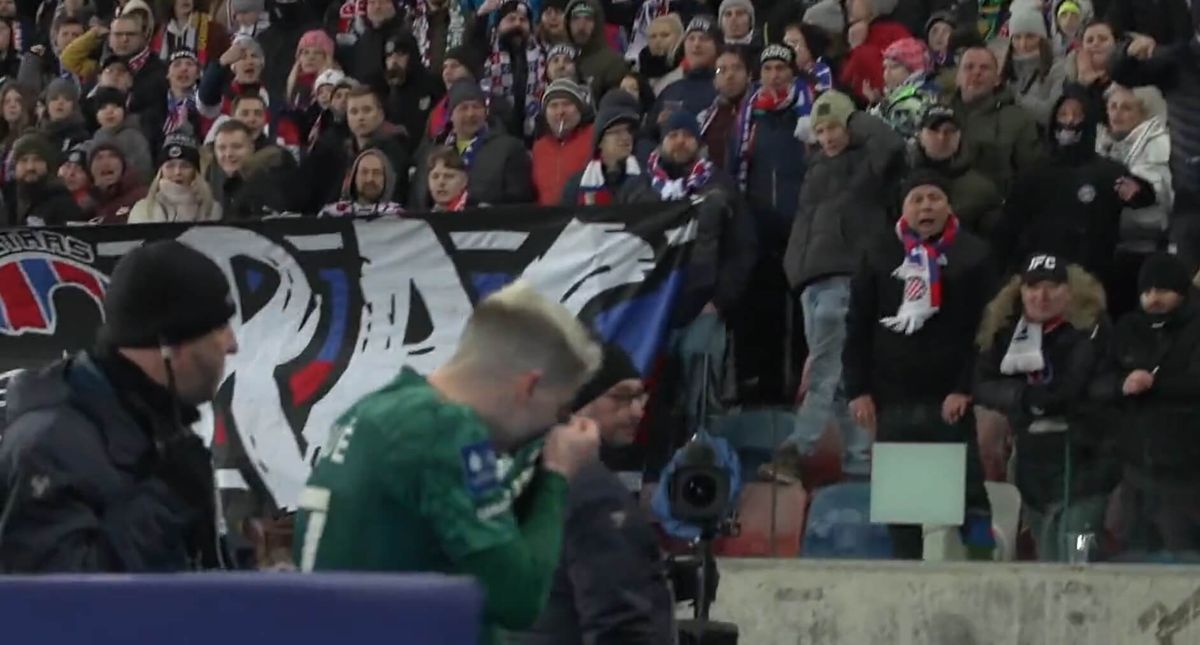 Josue pocałował herb Legii. Dziennikarze uznali to za… przejaw rasizmu. Teraz przepraszają Zdjęcie główne wpisu