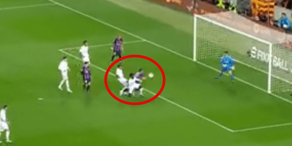 Kontrowersje po El Clasico. Barcelonie należał się karny po faulu na Lewandowskim? [WIDEO] Zdjęcie główne wpisu