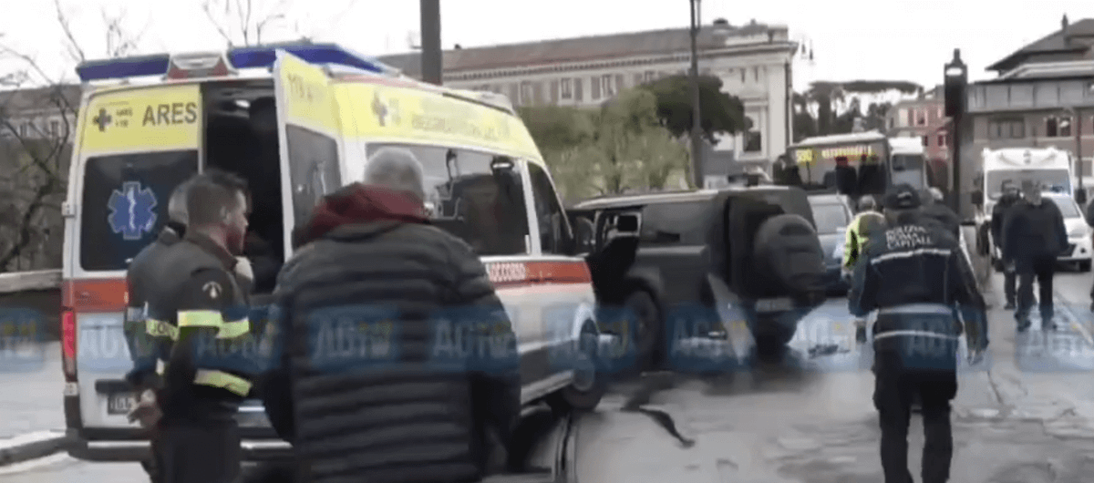 Immobile rozpoczął niedzielę od stłuczki z tramwajem. Spore zniszczenia samochodu włoskiego napastnika [WIDEO] Zdjęcie główne wpisu
