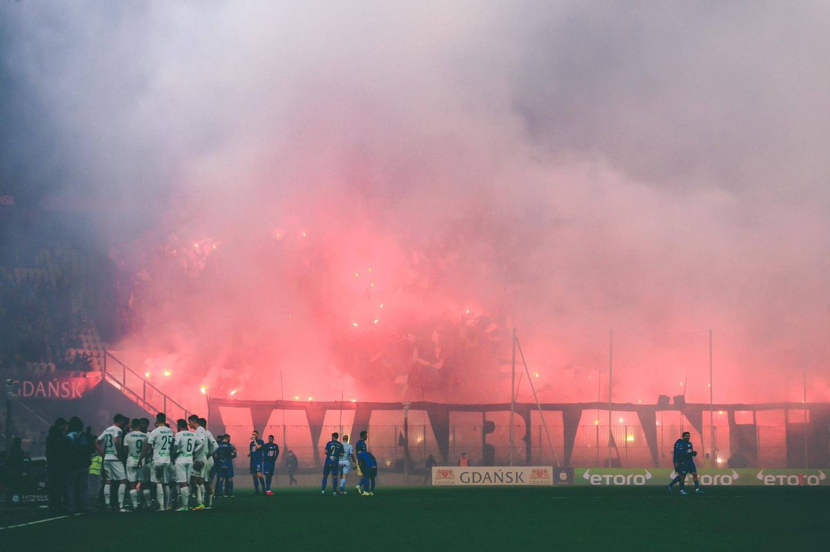 Sroga kara dla Lechii Gdańsk! Walkower, kara pieniężna i zakaz organizacji wyjazdów kibiców Zdjęcie główne wpisu