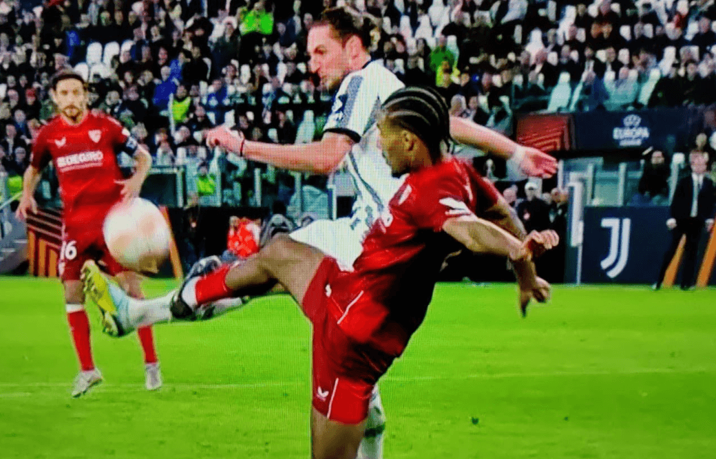 Spora kontrowersja w półfinale Ligi Europy. Juventus powinien otrzymać rzut karny Zdjęcie główne wpisu