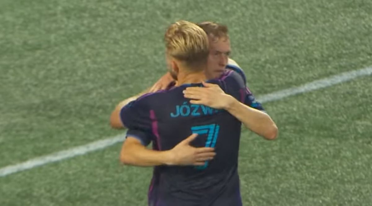 Udany mecz Polaków w USA. Bramka i asysty Karola Świderskiego oraz Kamila Jóźwiaka [WIDEO] Zdjęcie główne wpisu