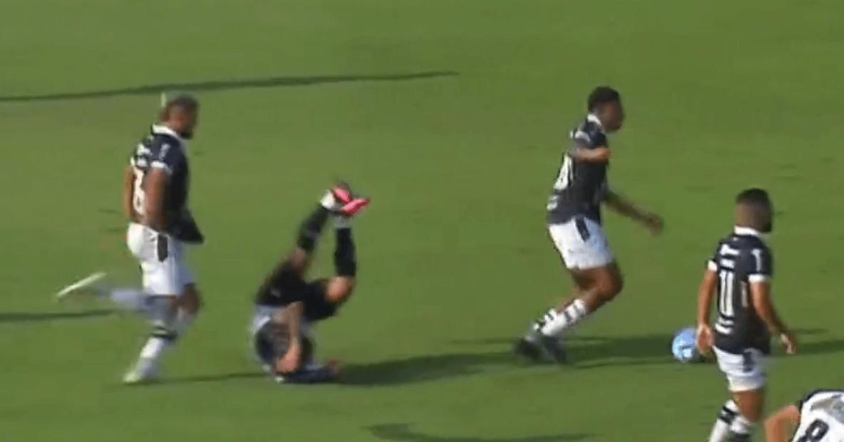 Agresywne zachowanie piłkarza w Brazylii. Kopnął swojego przeciwnika w głowę [WIDEO] Zdjęcie główne wpisu