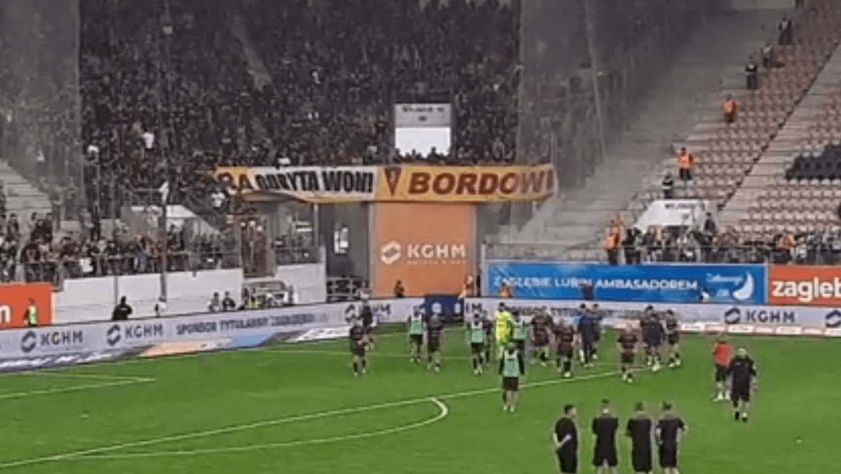 Kibice Pogoni sfrustrowani sytuacją klubu. Wywiesili transparenty uderzające w prezesa i trenera od przygotowania fizycznego Zdjęcie główne wpisu