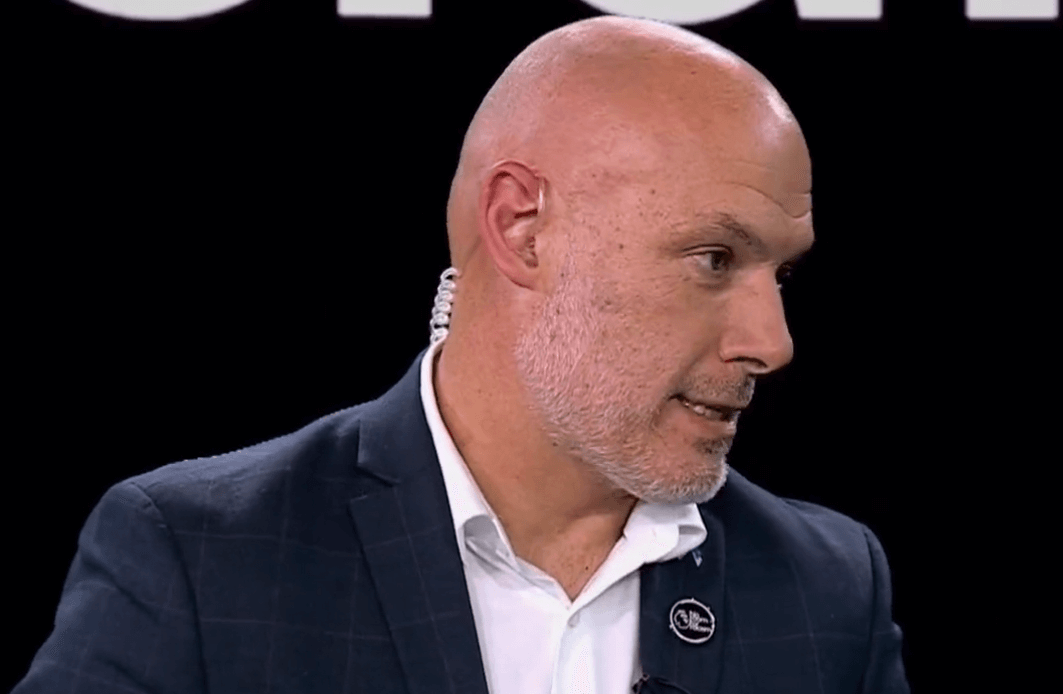 Howard Webb znalazł wymówkę na wielki błąd sędziego w hicie Premier League. „Nie chciał mieć negatywnego wpływu” Zdjęcie główne wpisu