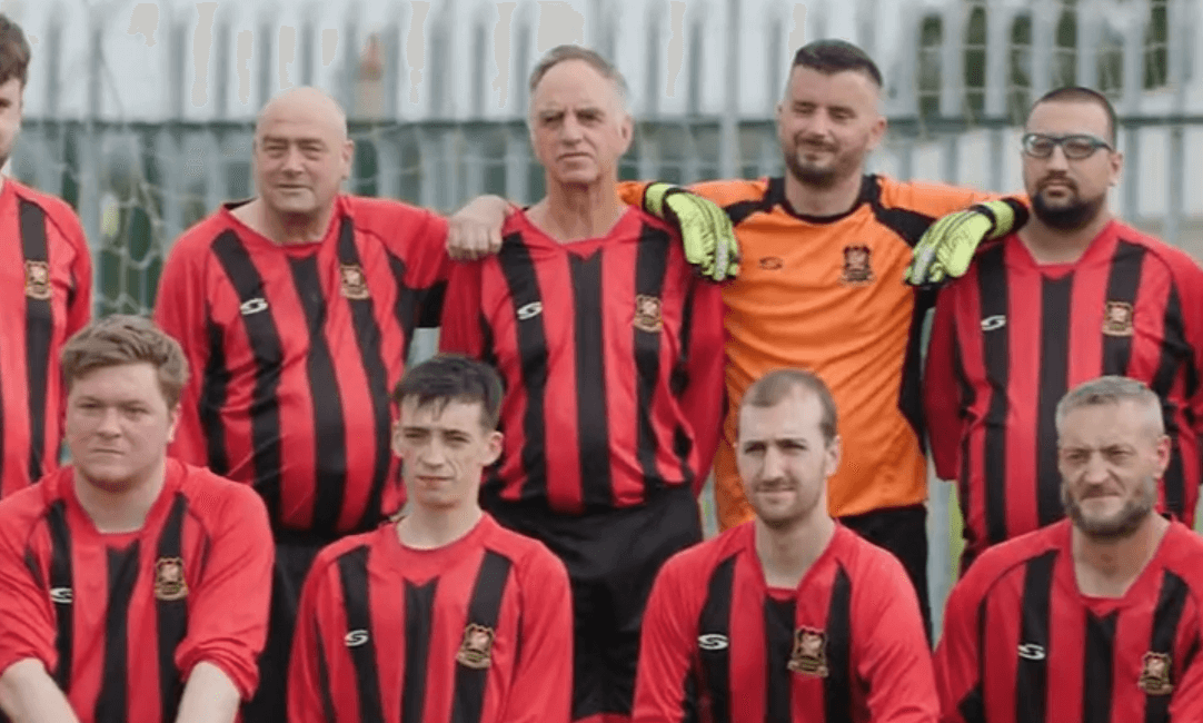 Najgorsza drużyna w Wielkiej Brytanii marzy o chociaż jednym punkcie w sezonie. 73-letni prezes klubu jednym z piłkarzy Zdjęcie główne wpisu