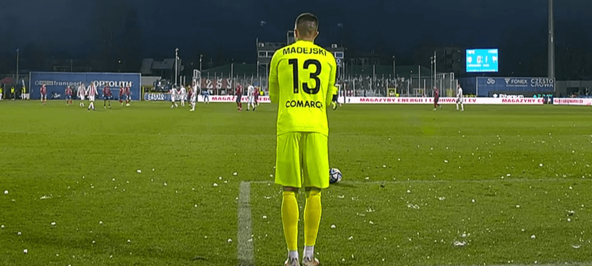 Kibice Rakowa rzucali śnieżkami w rywali. Piasecki próbował ich uspokoić mocnymi słowami [WIDEO] Zdjęcie główne wpisu