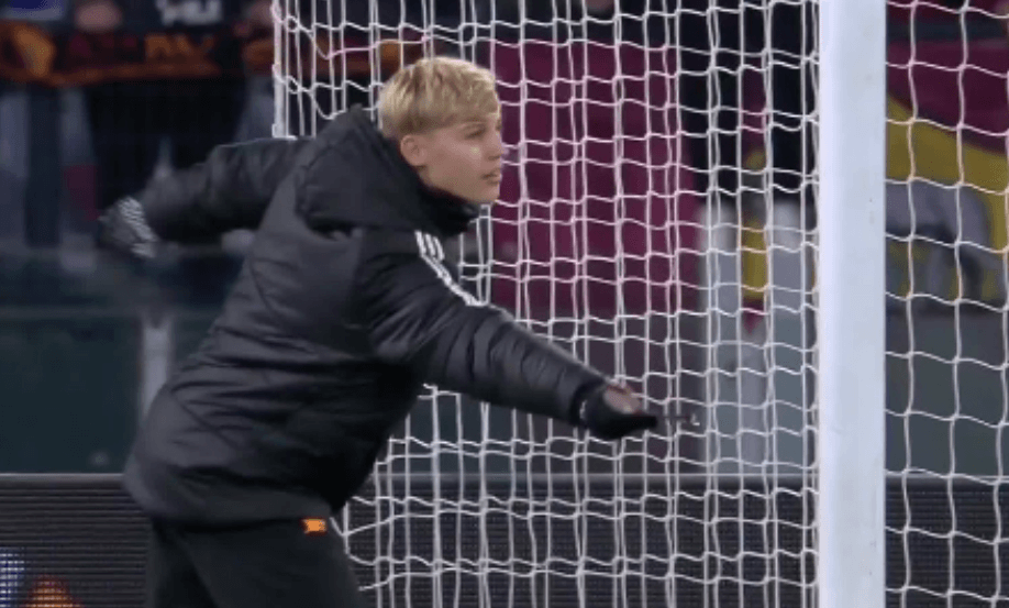 Nietypowa metoda Jose Mourinho na przekazanie informacji. Zaangażował chłopca do podawania piłek [WIDEO] Zdjęcie główne wpisu