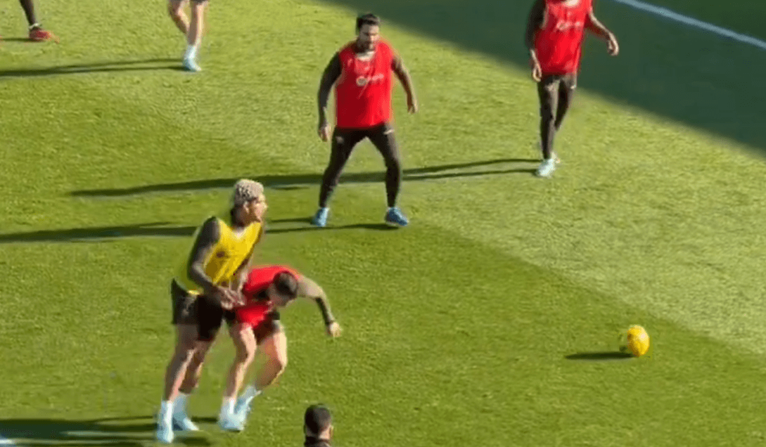 Mocne starcie Lewandowskiego z Araujo na treningu. Polak popisał się siłą fizyczną [WIDEO] Zdjęcie główne wpisu