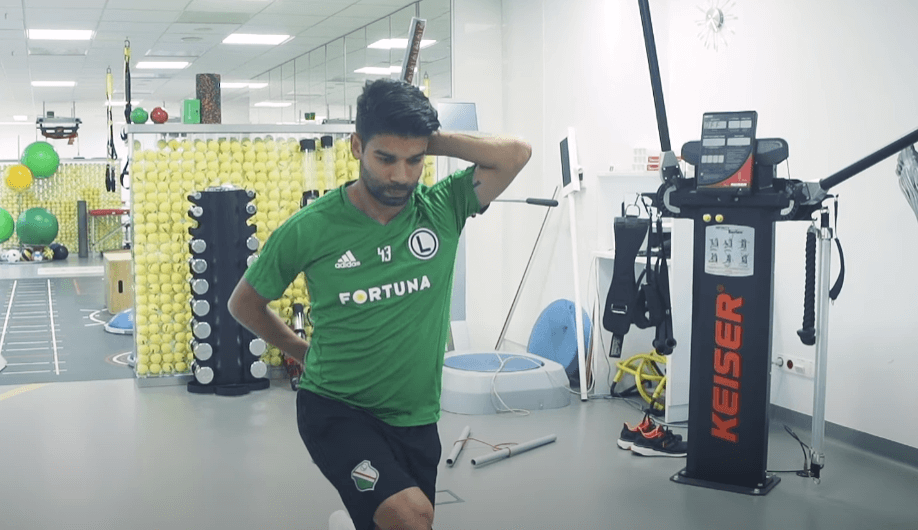 Były piłkarz Legii i Arsenalu trafił do klubu z 14. ligi angielskiej. Szlachetny gest ze strony napastnika Zdjęcie główne wpisu