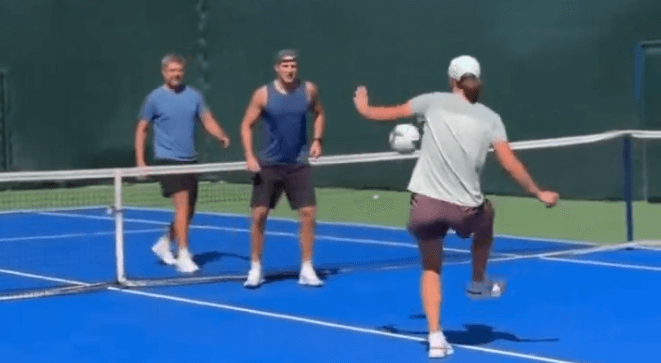 Iga Świątek ponownie pokazała piłkarskie umiejętności. Polka zagrała w debla na korcie tenisowym [WIDEO] Zdjęcie główne wpisu