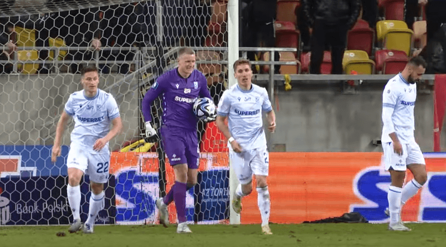 Piłkarz Lecha Poznań wyróżniony w EA FC. Znalazł się w zacnym gronie Zdjęcie główne wpisu