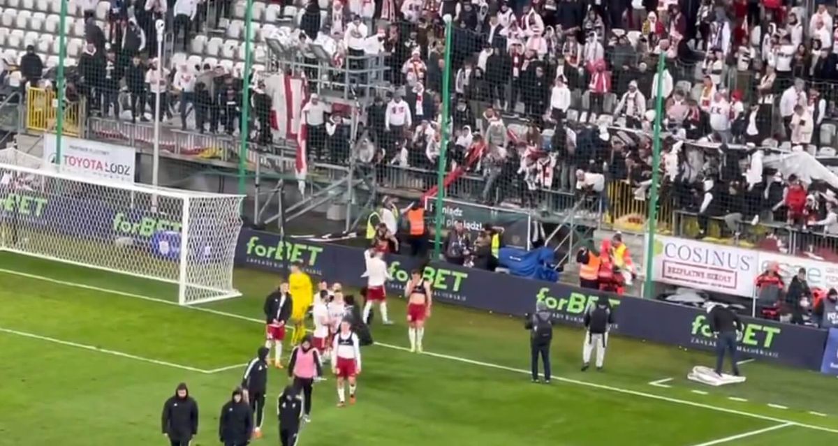 Kibice ŁKS-u rozczarowani porażką w derbach. Po meczu zażądali koszulek od piłkarzy Zdjęcie główne wpisu