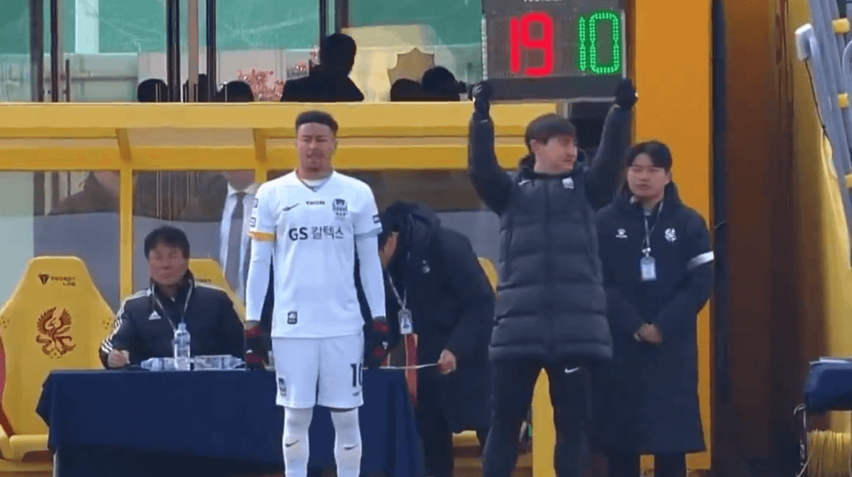 Kiepskie pierwsze wrażenie Lingarda w Korei Południowej. Anglik wygwizdany na wejściu [WIDEO] Zdjęcie główne wpisu