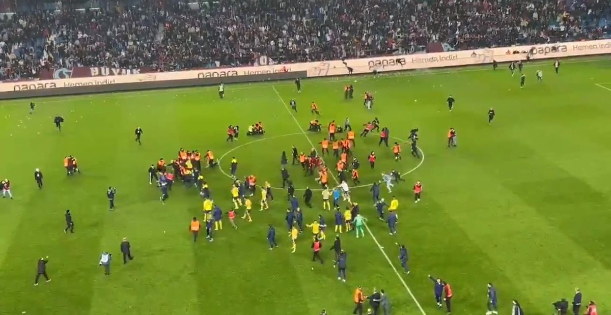 Nowe doniesienia po skandalu w Turcji. MSW reaguje: „Zatrzymano 12 osób” Zdjęcie główne wpisu