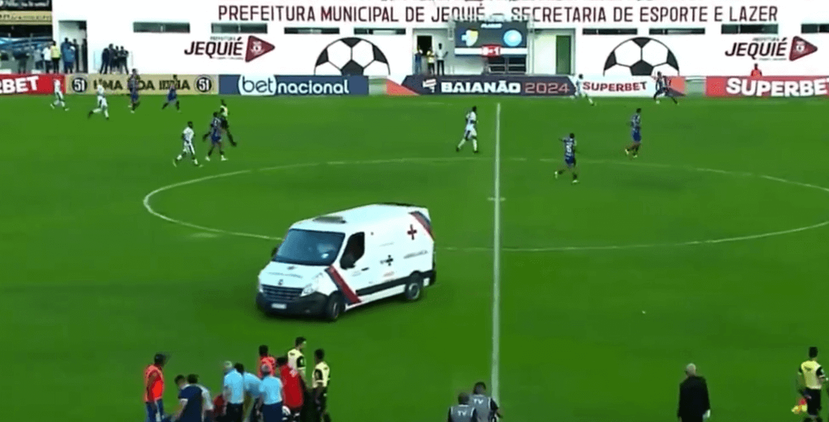 Kuriozalna sytuacja podczas meczu w Brazylii. Karetka na boisku, a piłkarze grają dalej [WIDEO] Zdjęcie główne wpisu