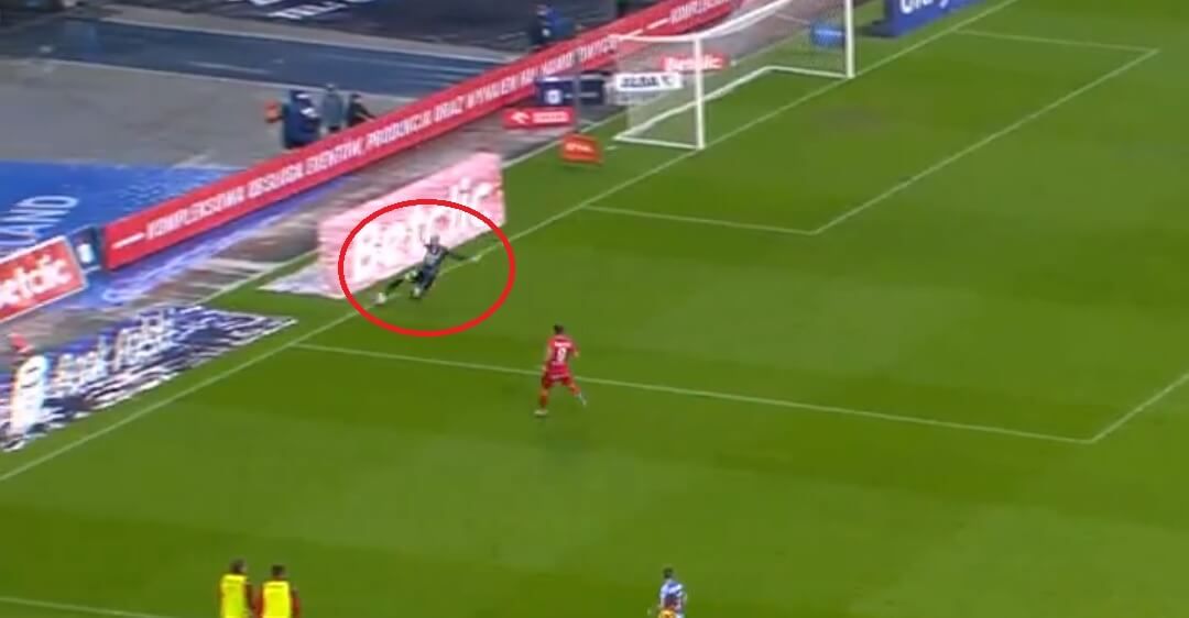 Ogromny błąd Dante Stipicy. Podarował piłkę rywalowi [WIDEO] Zdjęcie główne wpisu