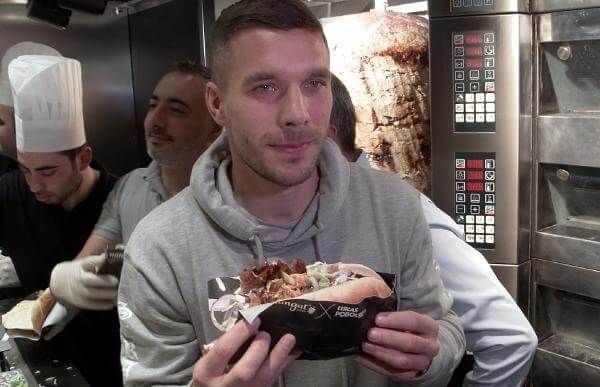 Lukas Podolski z prezentem dla Erika Janzy. Reprezentacja Słowenii otrzymała zestaw kebabów Zdjęcie główne wpisu