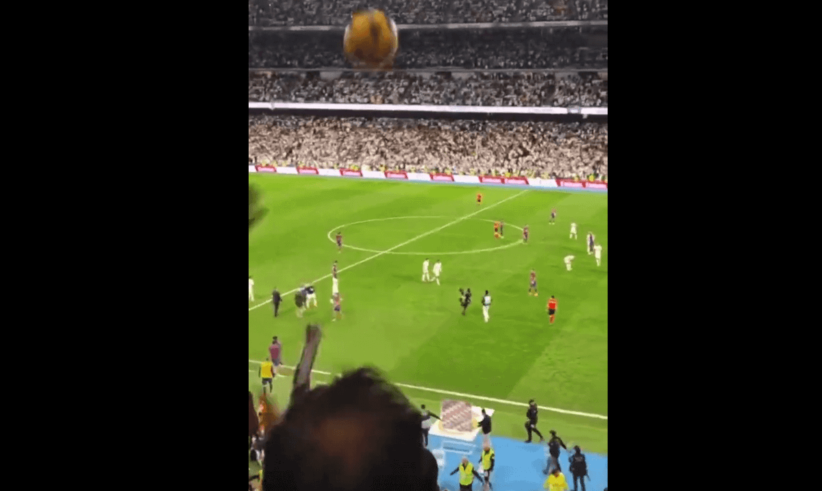 Nieodpowiedzialne zachowanie Ferrana Torresa. Hiszpan poturbował kibica Realu po końcowym gwizdku Zdjęcie główne wpisu