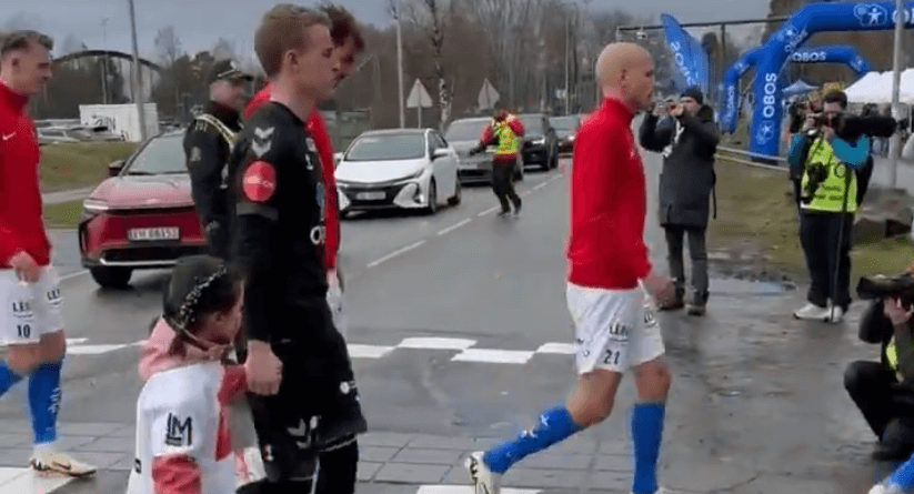 Nietypowa droga na boisko w najwyższej lidze w Europie. Piłkarze muszą przechodzić przez… ulicę [WIDEO] Zdjęcie główne wpisu