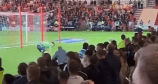 Polski bramkarz przechytrzył rywali. Wyrzucił bidon rywali z instrukcjami do obrony karnych [WIDEO] Zdjęcie główne wpisu