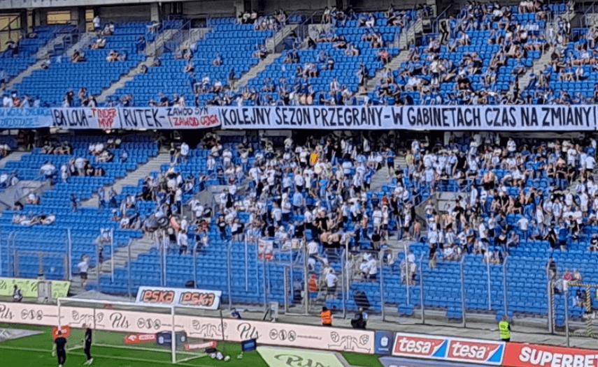 Mocne transparenty w Kotle i „akcja plaża”. Kibice Lecha uderzają we władze i piłkarzy [WIDEO] Zdjęcie główne wpisu