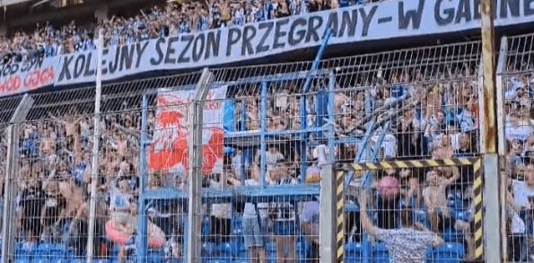 Imprezowa atmosfera w Kotle podczas meczu z Koroną. Kibice bawią się do muzycznych hitów [WIDEO] Zdjęcie główne wpisu