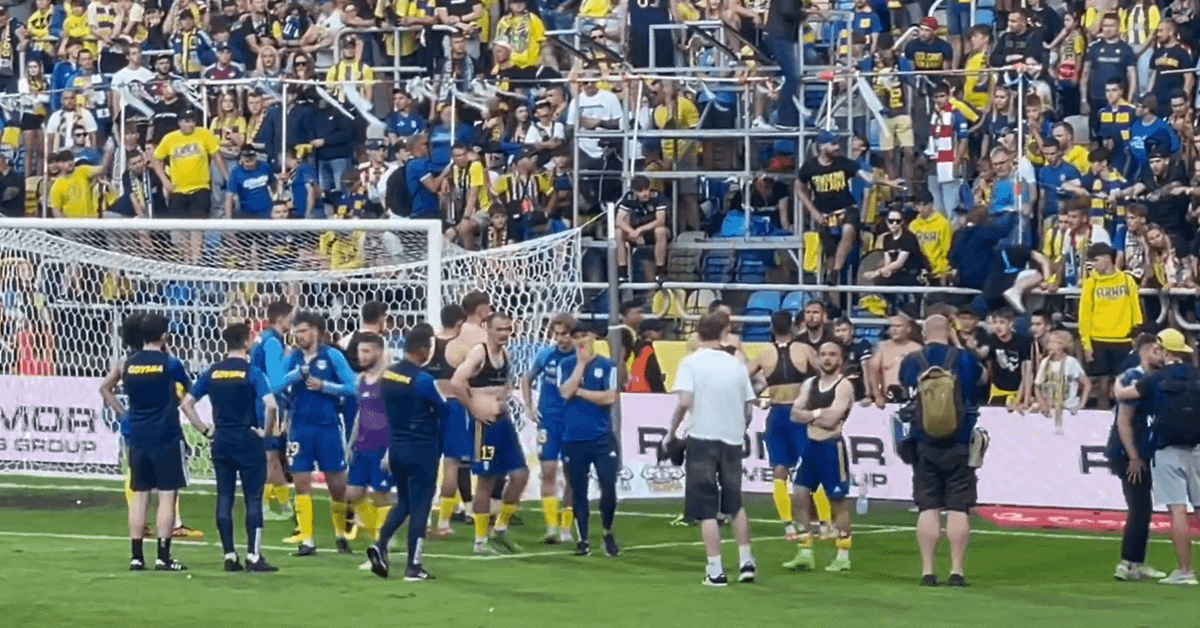 Piłkarze Arki oddali koszulki po porażce z Motorem. Kibice byli bezlitośni [WIDEO] Zdjęcie główne wpisu