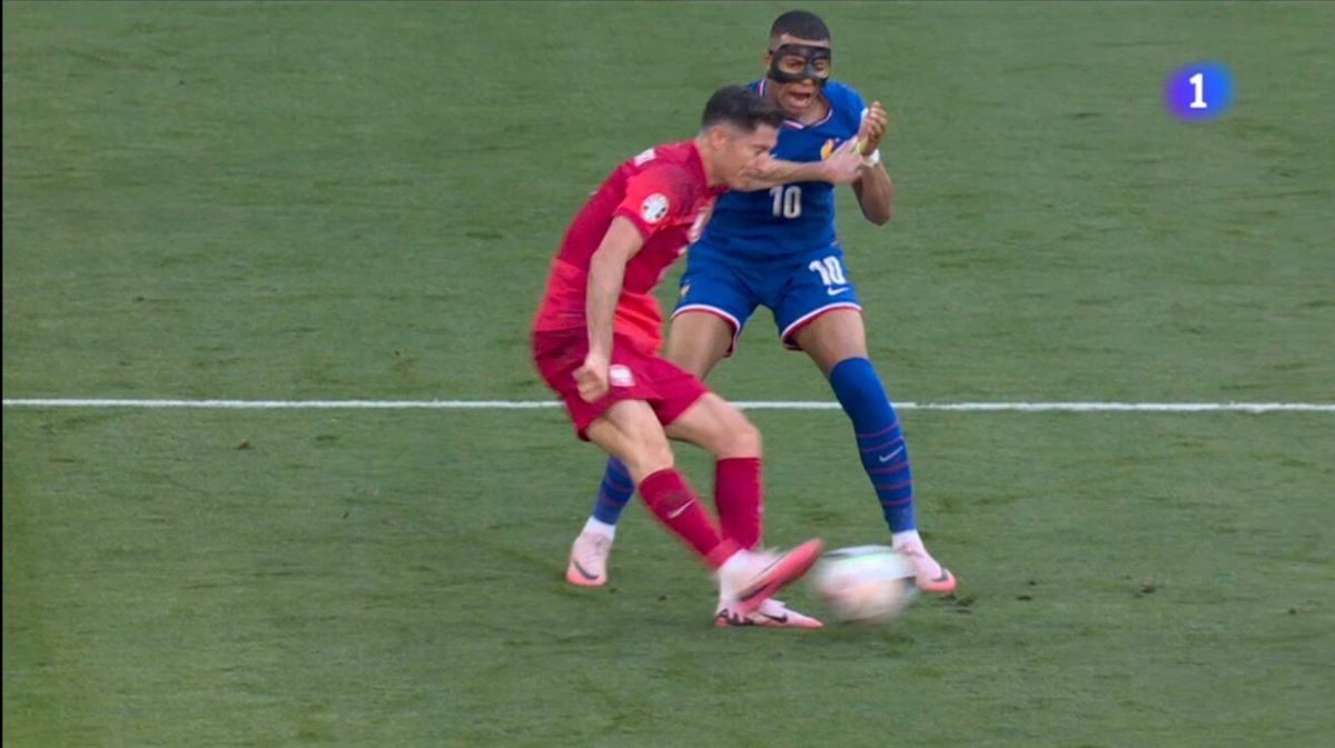 Wulgarne słowa Mbappe do Lewandowskiego! Gwiazdor obraził kapitana Polaków: „Ten sku***syn!” Zdjęcie główne wpisu