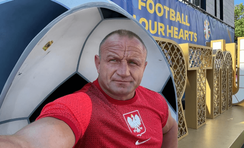 Mariusz Pudzianowski tym razem będzie obecny na meczu Polaków. Dotarł do Niemiec na mecz o honor Zdjęcie główne wpisu