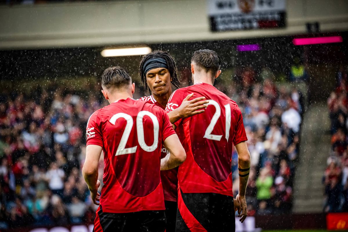 Maxi Oyedele z asystą w meczu Manchesteru United! Polak chwalony przez kibiców [WIDEO] Zdjęcie główne wpisu