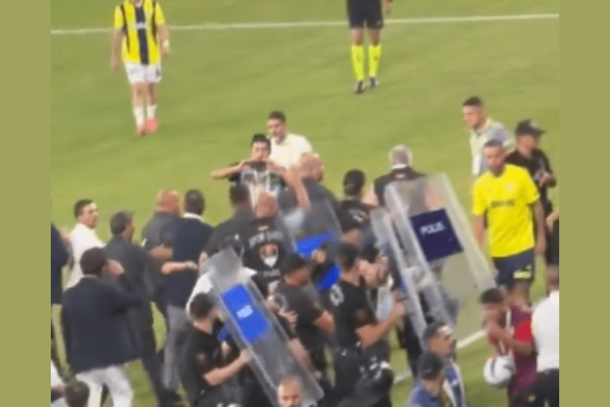 Skandal w Turcji. Prezydent Fenerbahce zaatakowany przez kibiców Goztepe i… dziennikarza [WIDEO] Zdjęcie główne wpisu