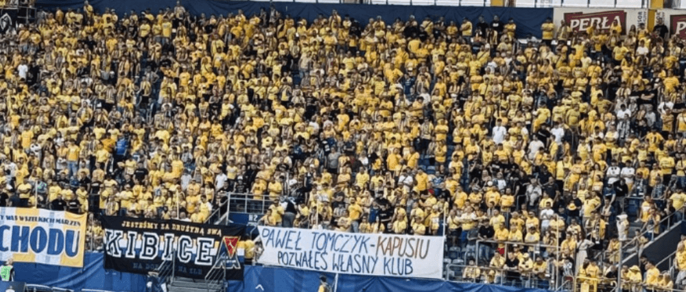 Kibice Korony wściekli po zwolnieniu Kamila Kuzery. „Tomczyk, rozwaliłeś własny klub!” Zdjęcie główne wpisu