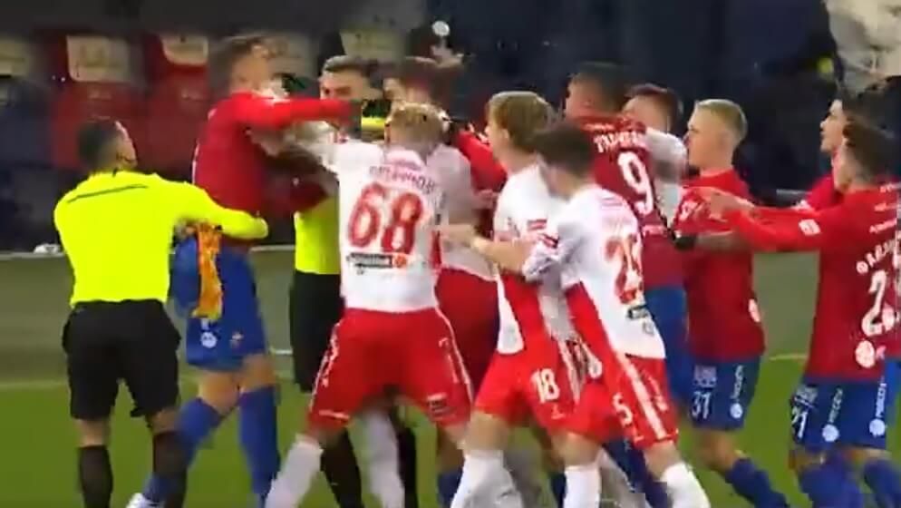 Awantura w meczu ligi rosyjskiej. Piłkarze skoczyli sobie do gardeł [WIDEO] Zdjęcie główne wpisu