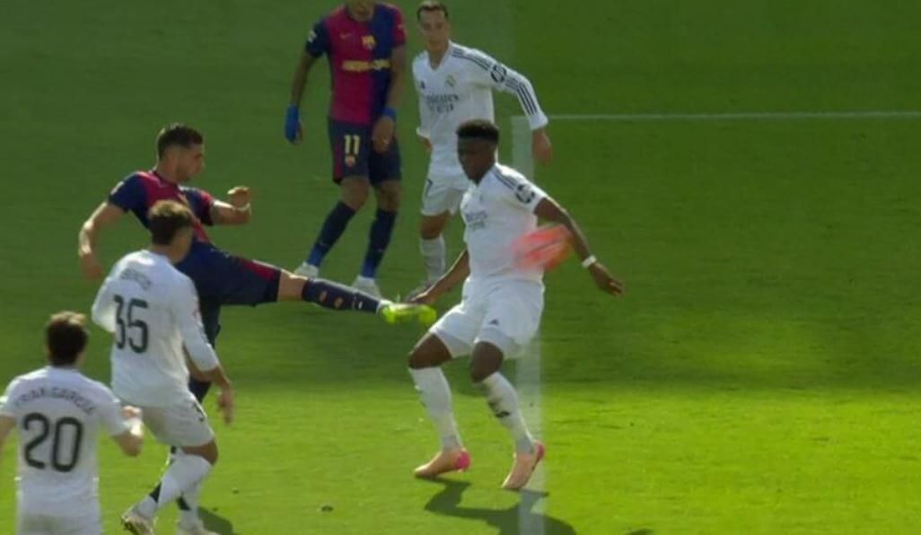 Skandaliczne sędziowanie w El Clasico. Sędziowie popełnili kilka kluczowych błędów Zdjęcie główne wpisu