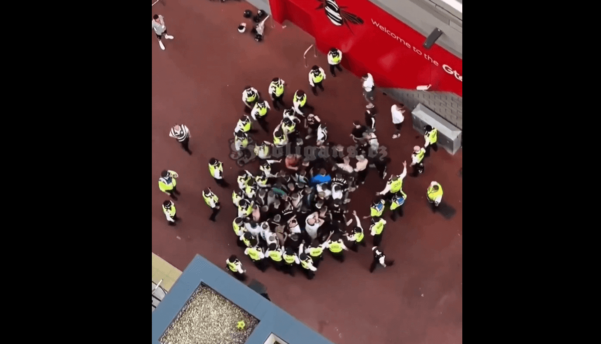 Bójka po meczu towarzyskim Brentford z Borussią M’gladbach. Policja musiała interweniować [WIDEO] Zdjęcie główne wpisu