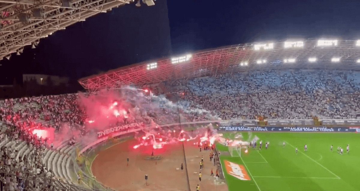 Nietypowe sceny w Splicie. Kibice Hajduka obrzucili piłkarzy racami po ligowym zwycięstwie Zdjęcie główne wpisu