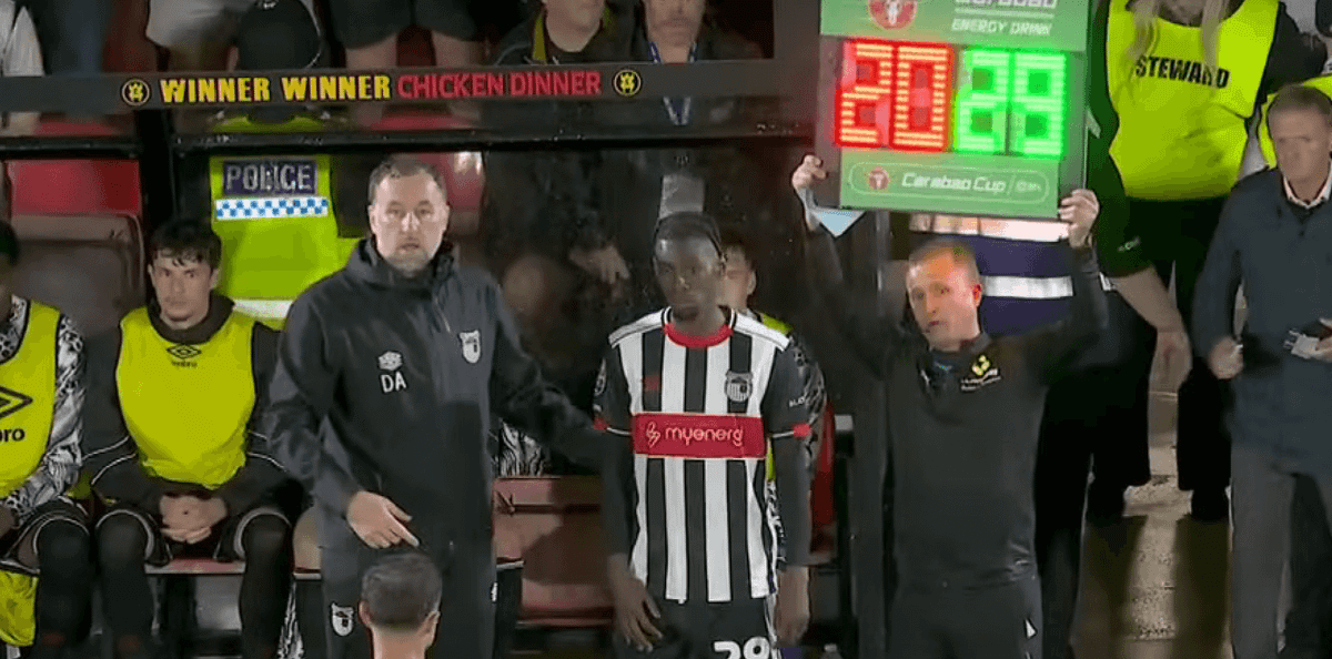 Grimsby Town ukarane po sensacyjnym wyeliminowaniu Manchesteru United. Zawodnik zarejestrowany… minutę po czasie Zdjęcie główne wpisu