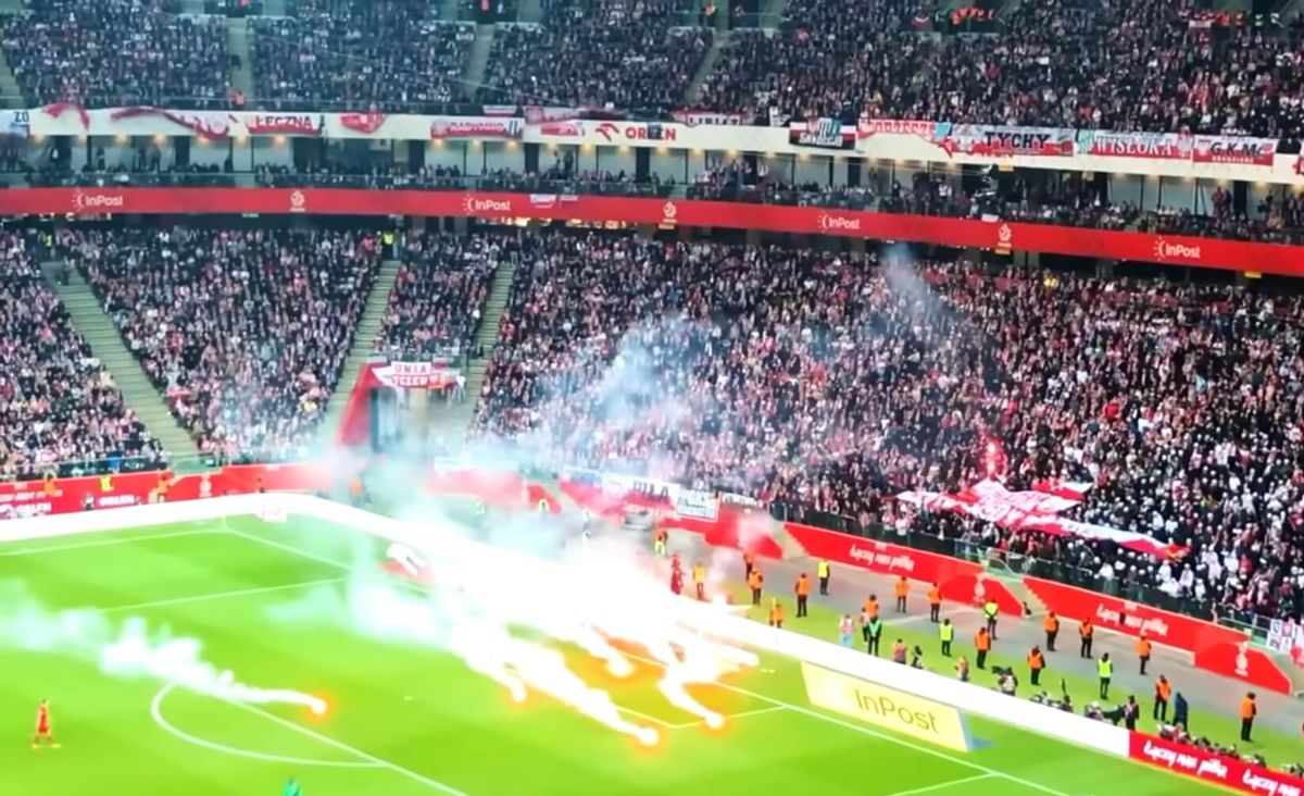 Co grozi reprezentacji Polski za rzucone race przez kibiców? Delegat UEFA ujawnia możliwy scenariusz Zdjęcie główne wpisu