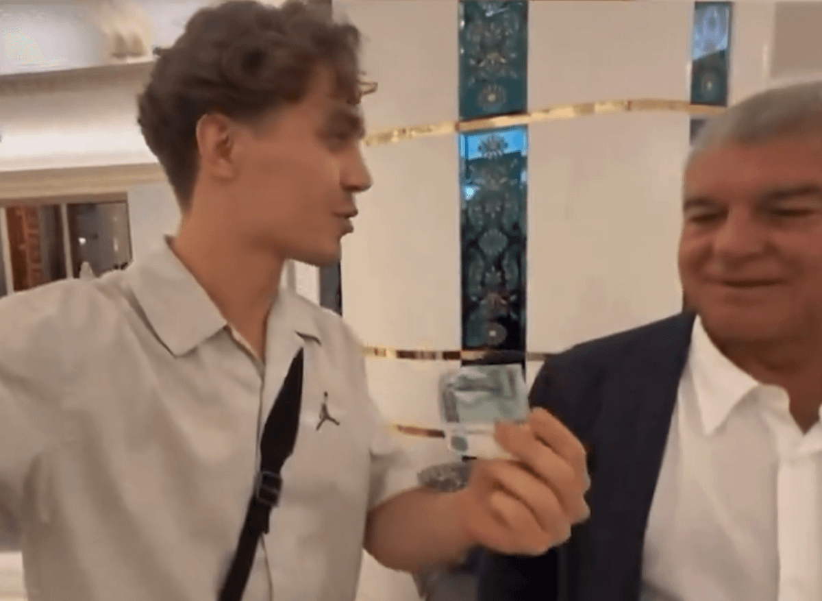 Kibic chciał ratować Barcelonę z własnej kieszeni. Dał Laporcie pieniądze na transfery [WIDEO] Zdjęcie główne wpisu