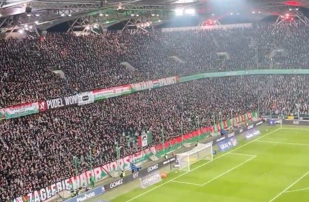 Kibice Legii skandują nazwisko Jacka Magiery. Piękne obrazki przy Łazienkowskiej [WIDEO] Zdjęcie główne wpisu