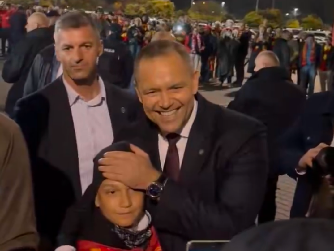 Karol Nawrocki zrobił zdjęcie z kibicem. Zakrył anty symbol [WIDEO] Zdjęcie główne wpisu