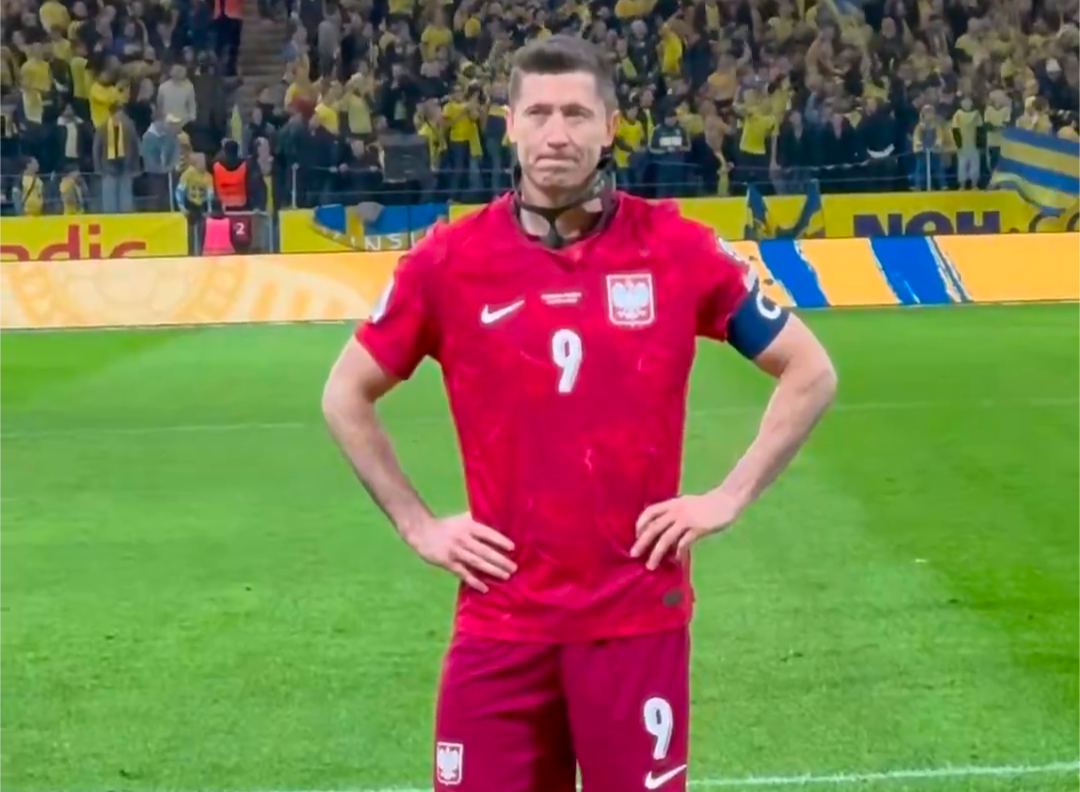 Robert Lewandowski podziękował kibicom. Smutne obrazki po meczu ze Szwecją [WIDEO] Obraz wpisu